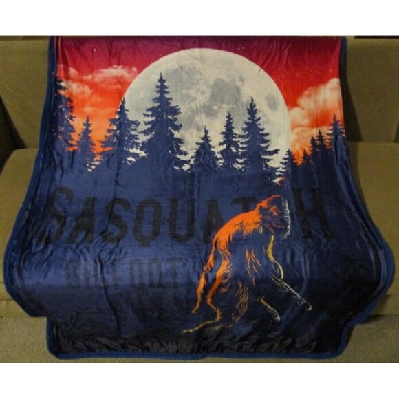 New Sasquatch Big Foot Plush Fleece Throw Gift Blanket Sherpa Full Moon Red Sky - Picture 2 of 4